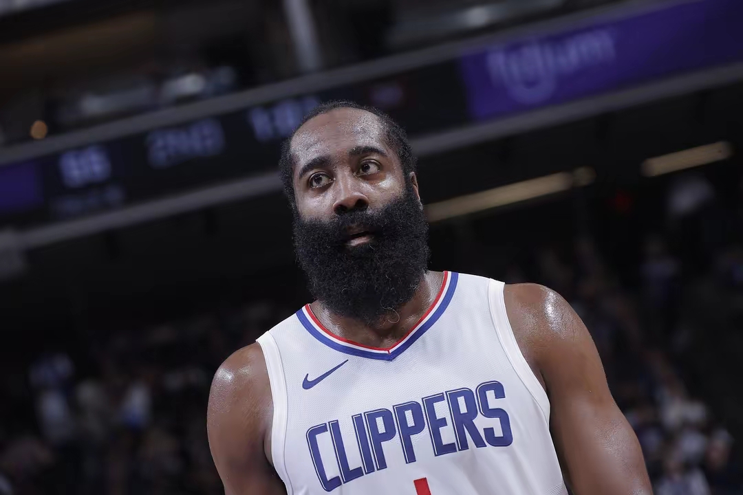 九游互动体验-哈登新星战术调整表现突出，独行侠前途光明！赛场气氛高涨(阵前换将兵家大忌)